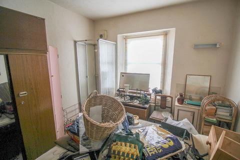 undefined, South Ward*3 Bedrooms*Ideal Investment Opportunity*Updating Required*Guide £100,000*