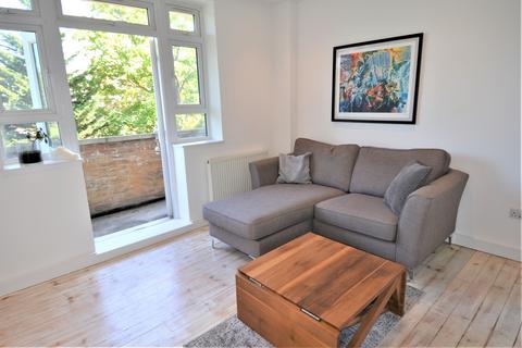 2 bedroom flat to rent, Kings Avenue, London SW4