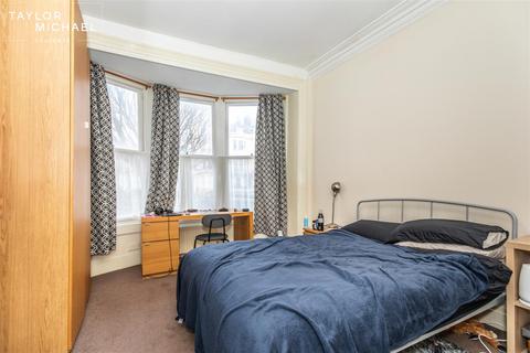 1 bedroom in a house share to rent, Bedford Square, Brighton