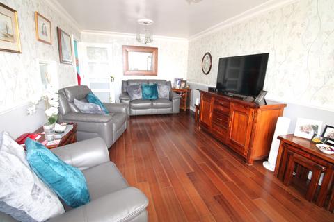 2 bedroom flat for sale, Carlton Close, Upminster RM14