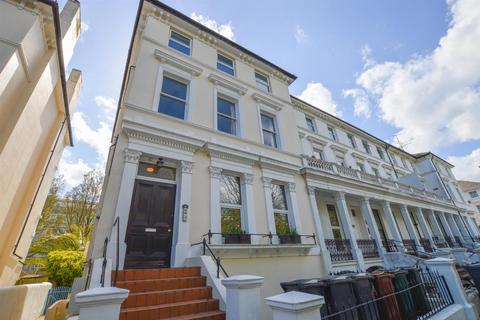 2 bedroom flat to rent, Upperton Gardens