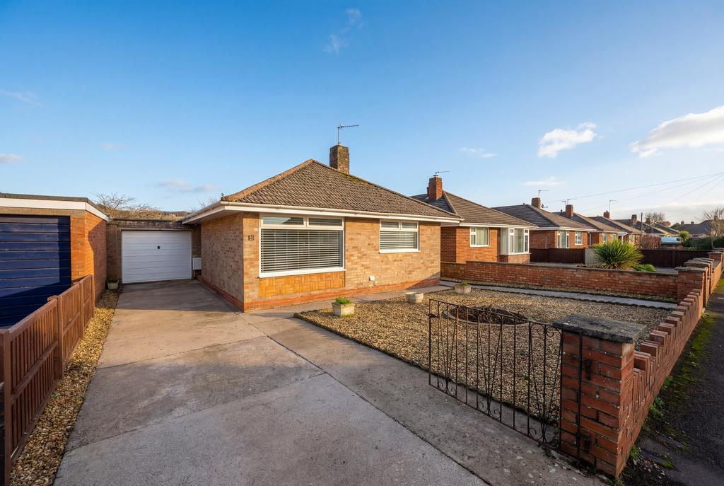 2 bed detached bungalow for sale