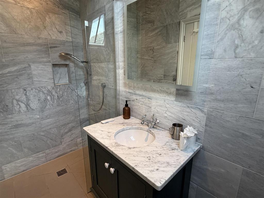 Ensuite.JPG