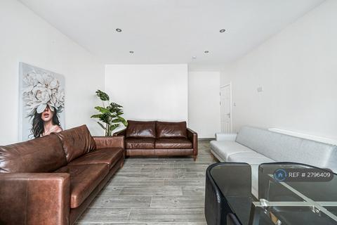 5 bedroom terraced house to rent, Westway, London, W12