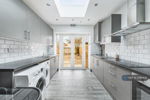 5 bedroom terraced house to rent, Westway, London, W12