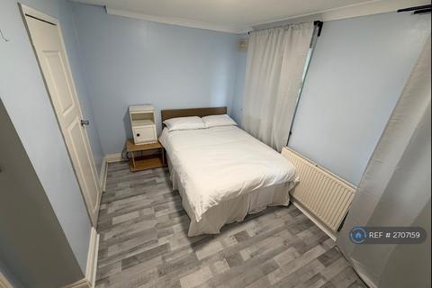 1 bedroom in a house share to rent, Heston Road, Hounslow, TW5
