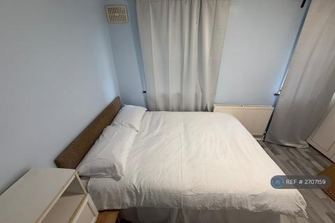 1 bedroom in a house share to rent, Heston Road, Hounslow, TW5