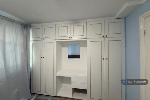 1 bedroom in a house share to rent, Heston Road, Hounslow, TW5