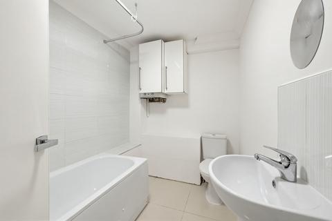 3 bedroom apartment to rent, Holroyd Road, Esher KT10