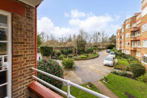 3 bedroom flat for sale, Ingram House, Park Road, Hampton Wick, Kingston upon Thames KT1 KT1