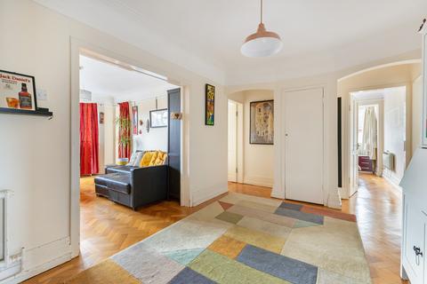 3 bedroom flat for sale, Ingram House, Park Road, Hampton Wick, Kingston upon Thames KT1 KT1