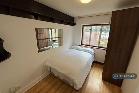 1 bedroom in a house share to rent, Ellesmere Road, London, W4