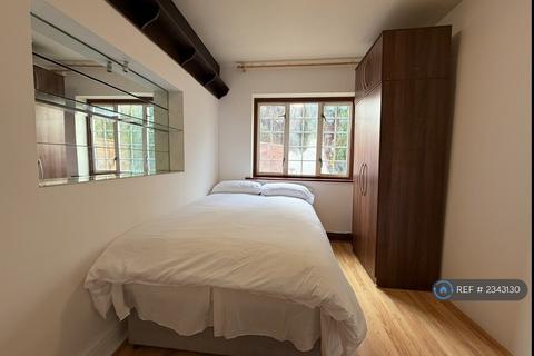 1 bedroom in a house share to rent, Ellesmere Road, London, W4