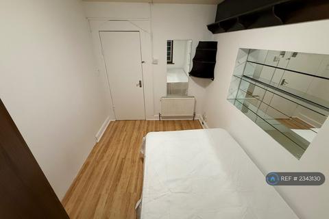1 bedroom in a house share to rent, Ellesmere Road, London, W4