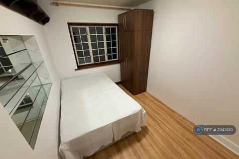 1 bedroom in a house share to rent, Ellesmere Road, London, W4