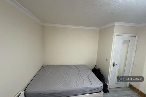 1 bedroom in a flat share to rent, Summerwood Road, Isleworth, TW7