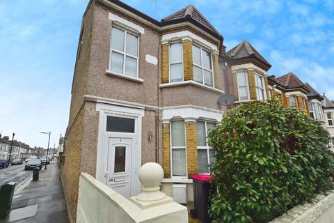 2 bedroom end of terrace house to rent, Beaufort Street, Southend On Sea