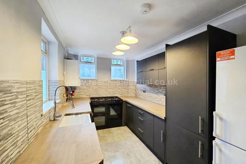 2 bedroom end of terrace house to rent, Beaufort Street, Southend On Sea