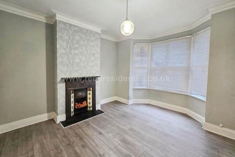 2 bedroom end of terrace house to rent, Beaufort Street, Southend On Sea