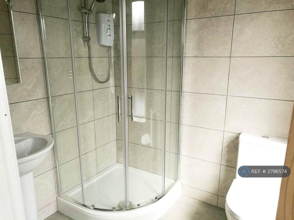 Master Bed Room En Suite Shower