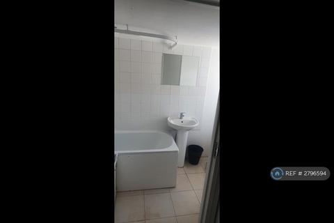 3 bedroom flat to rent, Lea Bridge Road, London, E10
