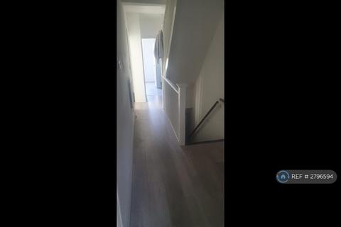 3 bedroom flat to rent, Lea Bridge Road, London, E10