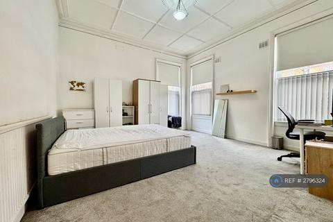 2 bedroom flat to rent, Finchley Road, London, NW3