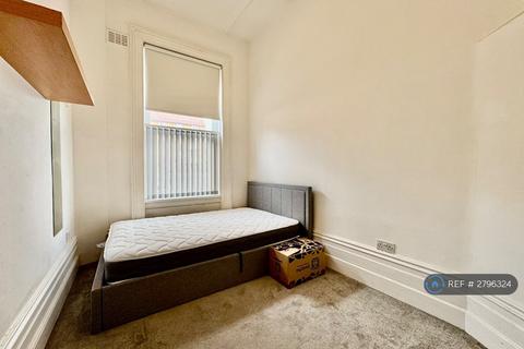 2 bedroom flat to rent, Finchley Road, London, NW3