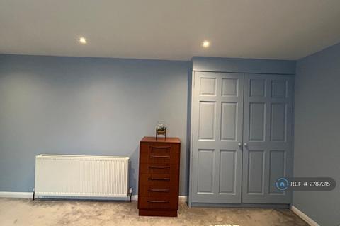1 bedroom in a house share to rent, Braxted Park, London, SW16
