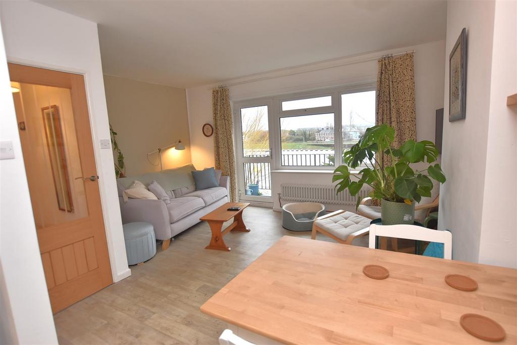Lounge/Dining Area