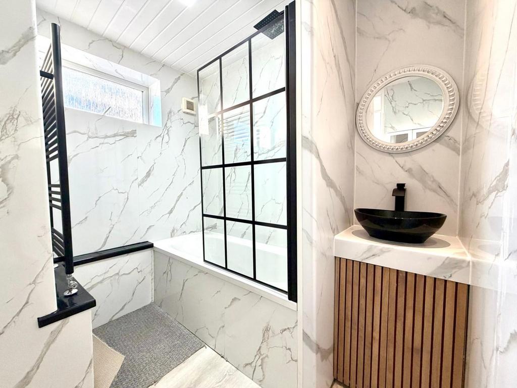 Family Bathroom Upstairs