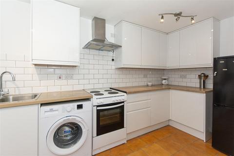 3 bedroom flat to rent, Yelverton Road, Battersea SW11