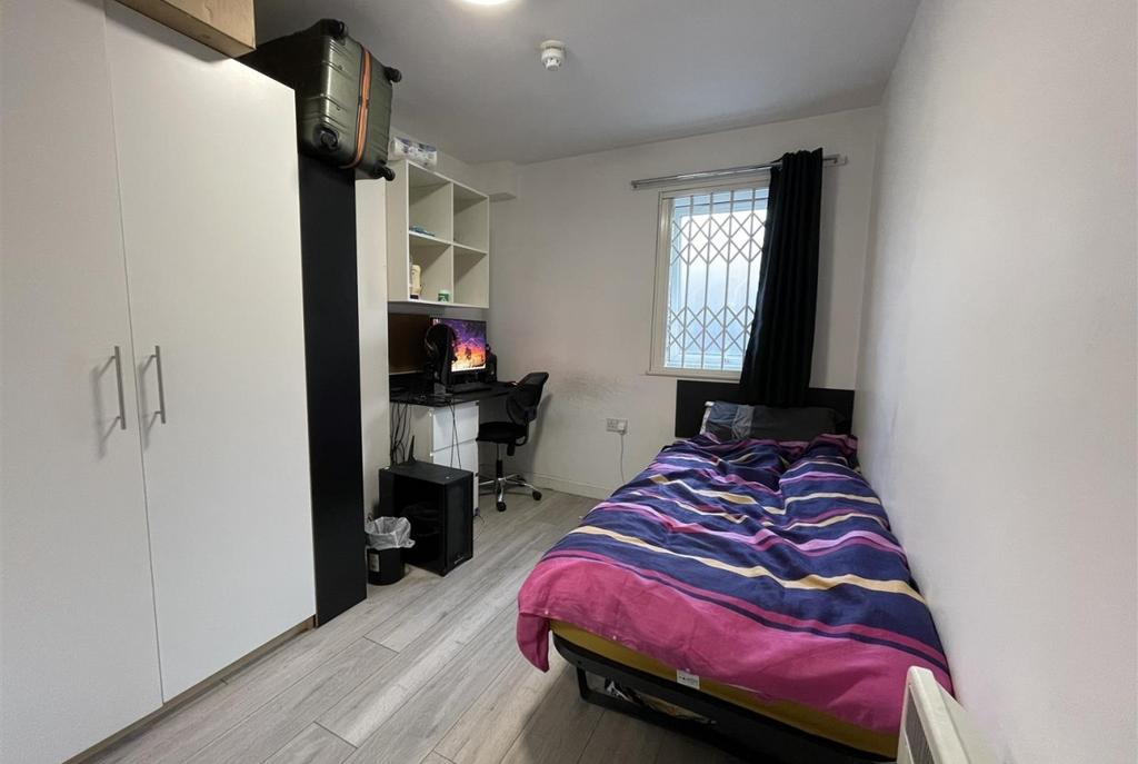 Bright, tidy single bedroom with a comfortable ...
