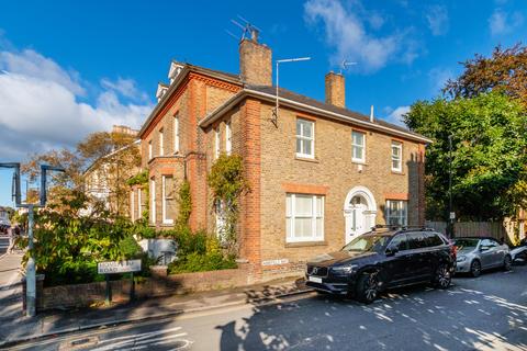 2 bedroom semi-detached house to rent, London SW19