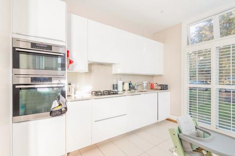 2 bedroom semi-detached house to rent, London SW19