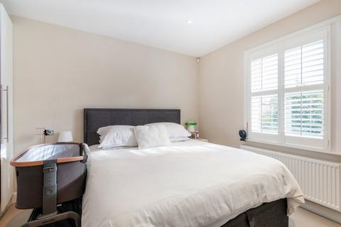 2 bedroom semi-detached house to rent, London SW19