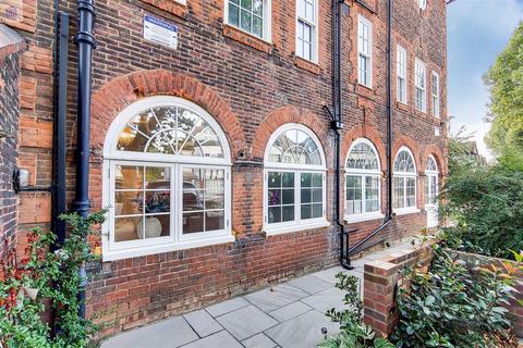 2 bedroom flat to rent, Hare Hall Lane, Romford RM2