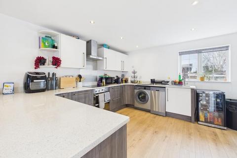 3 bedroom terraced house for sale, Airedale Avenue, Bingley