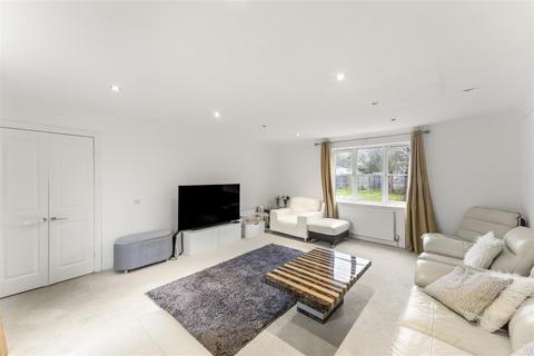 undefined, Amberside Close, Isleworth TW7