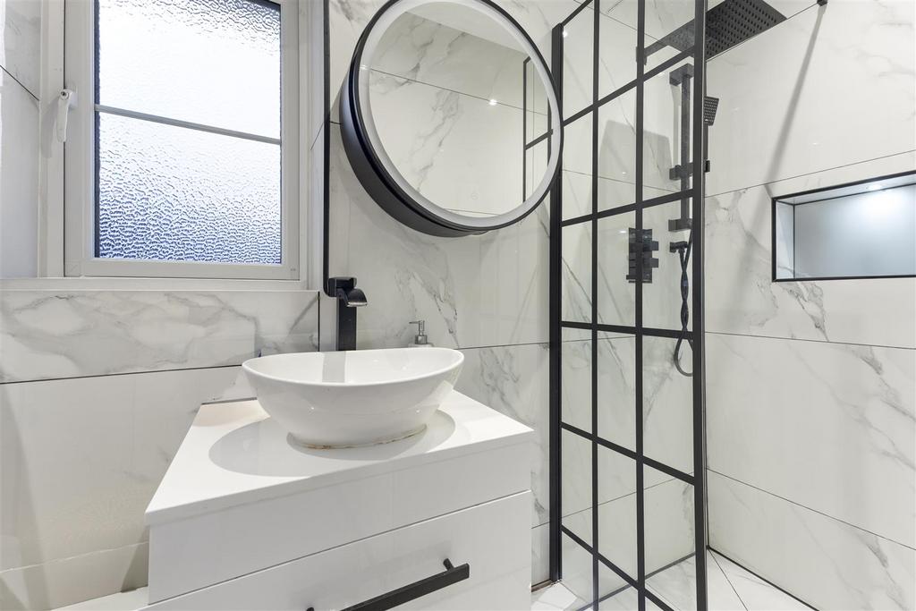 Ensuite 2.jpg