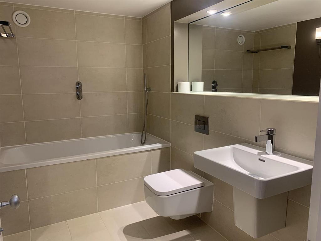Ensuite bathroom.JPEG