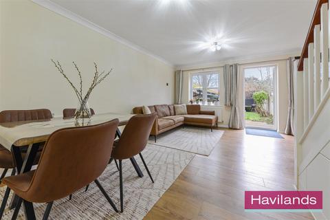 2 bedroom end of terrace house for sale, Bayliss Close, London
