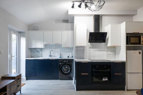 1 bedroom flat for sale, Princes Road, Nightingale House, RH1