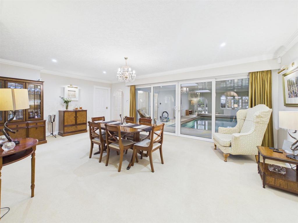 Dining room: