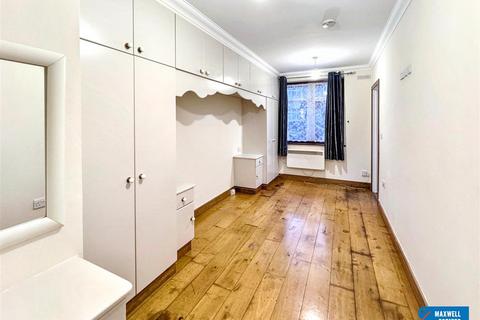 Studio to rent, Constable Gardens, Edgware