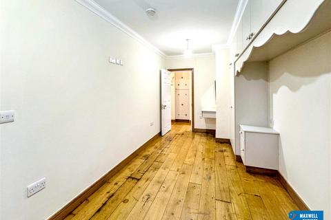 Studio to rent, Constable Gardens, Edgware