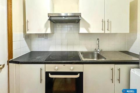 Studio to rent, Constable Gardens, Edgware