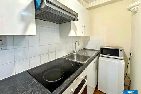 Studio to rent, Constable Gardens, Edgware