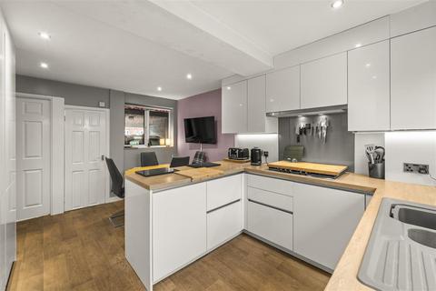 4 bedroom semi-detached house for sale, Chestnut Drive, Sale