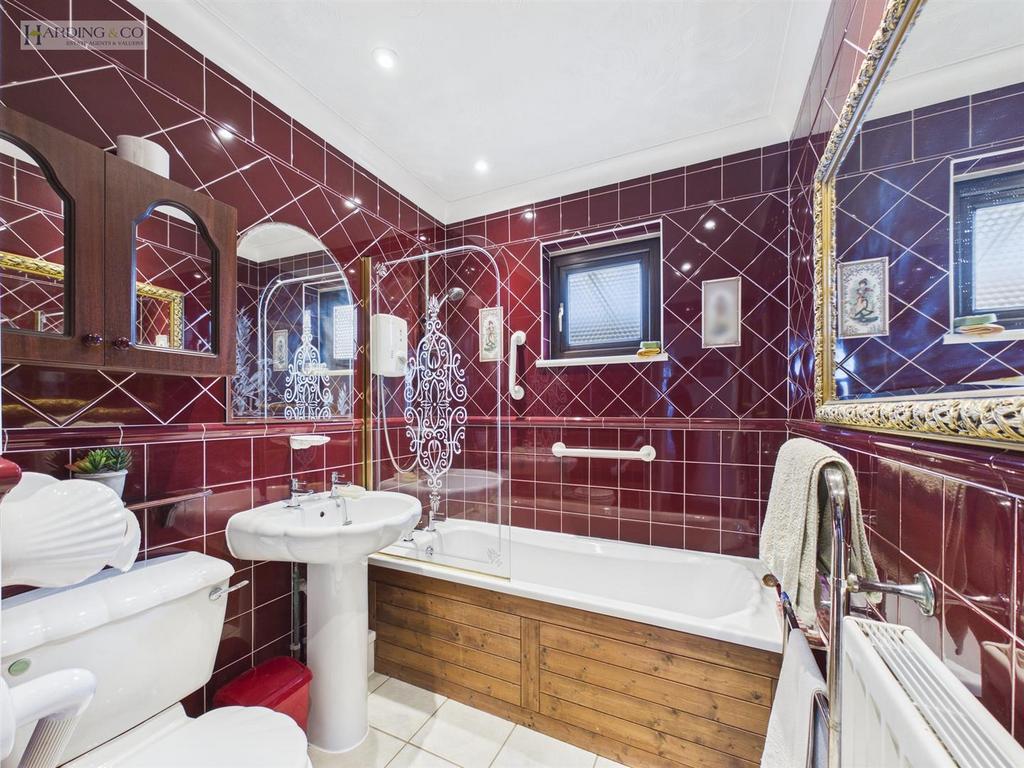 Bathroom .1.jpg